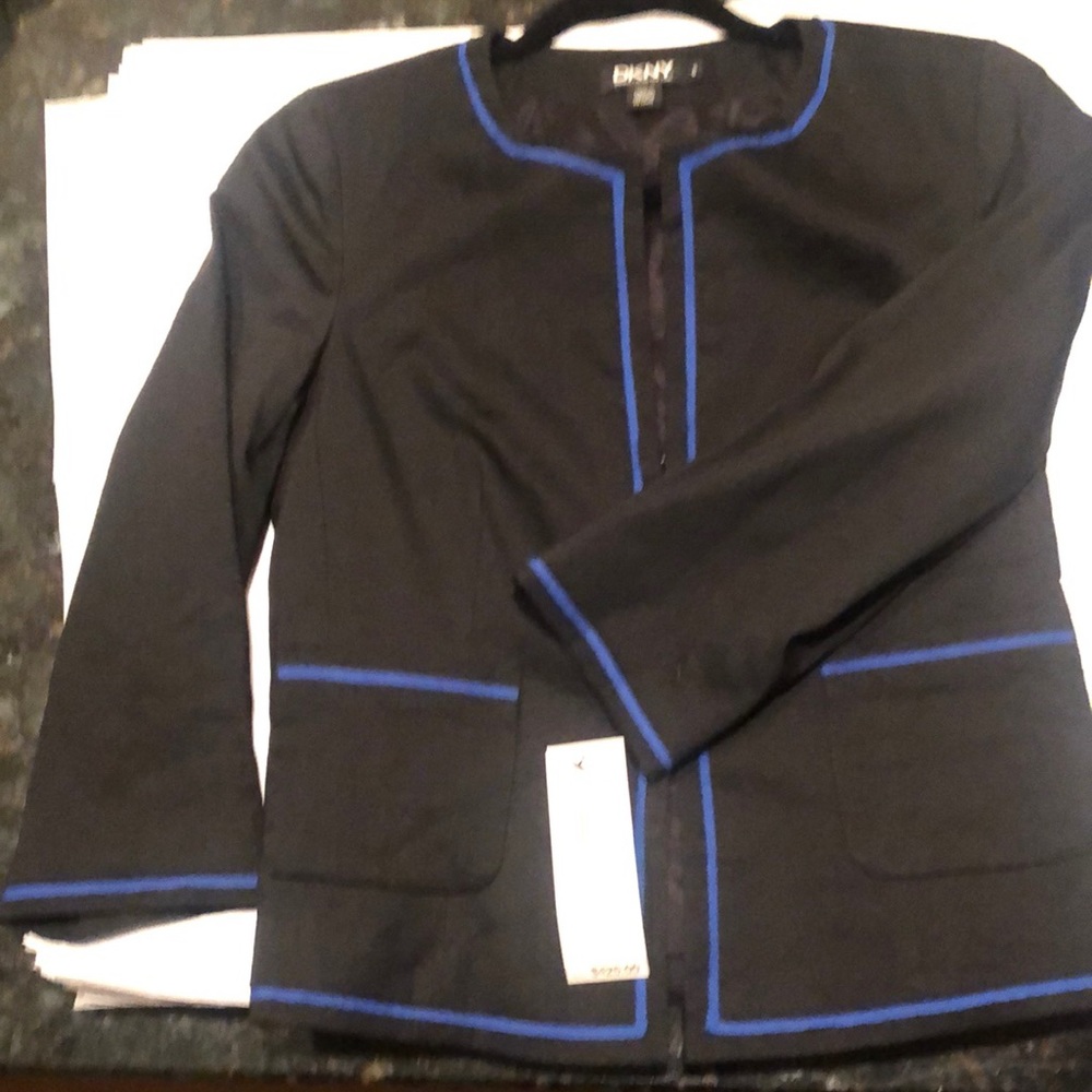 DKNY cropped black jacket size 6 NWT